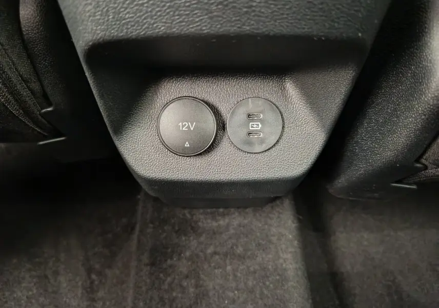 Prise 12V et double port USB-C vue en gros plan à l'arrière des sièges du Ford Puma bleu 2025.