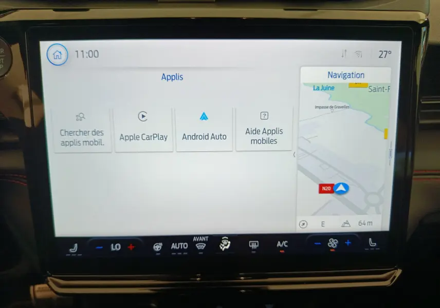 Écran tactile central du Ford Puma bleu 2025 affichant navigation et options Apple CarPlay et Android Auto.