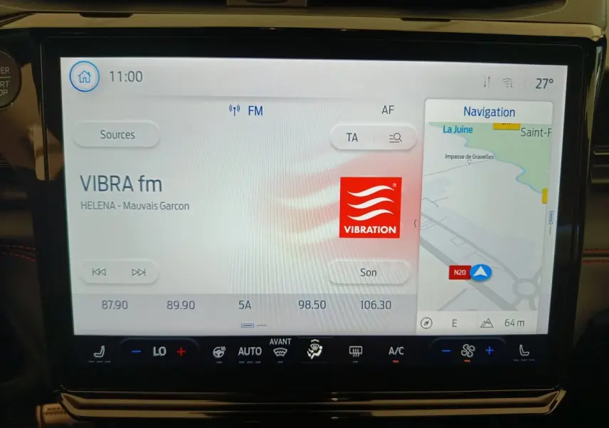 Écran tactile central du Ford Puma bleu 2025 affichant radio VIBRA fm et navigation GPS en mode jour.