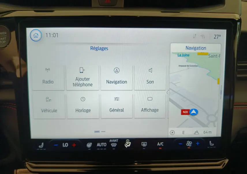 Écran tactile central du Ford Puma 2025 affichant le menu Réglages et la navigation avec carte détaillée.