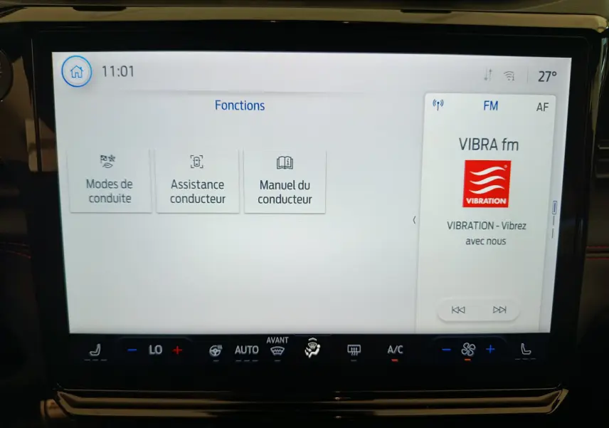 Écran tactile central du Ford Puma bleu 2025 affichant les fonctions de conduite et la radio VIBRA fm