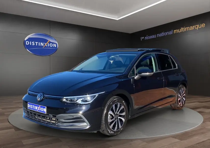 Volkswagen Golf VIII noire vue 3/4 avant droit avec toit panoramique et jantes alliage en showroom.