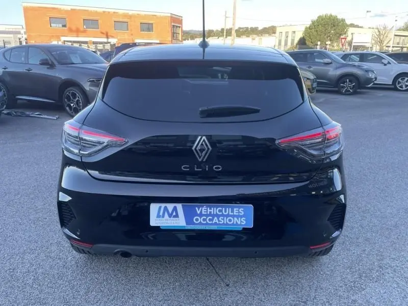 Vue arrière d'une Renault Clio V noire 2025 avec feux LED caractéristiques et plaque de véhicule d'occasion.