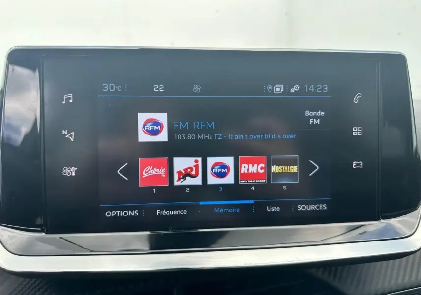 Écran tactile 7 pouces du système multimédia de la Peugeot 2008 gris clair affichant les stations radio FM.