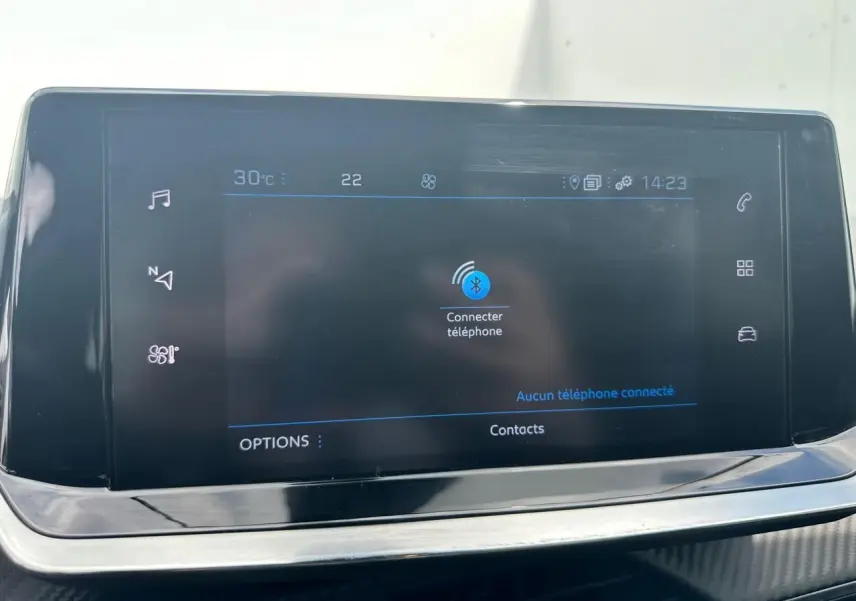 Écran tactile 7 pouces du Peugeot 2008 gris clair affichant la connexion Bluetooth pour téléphone.