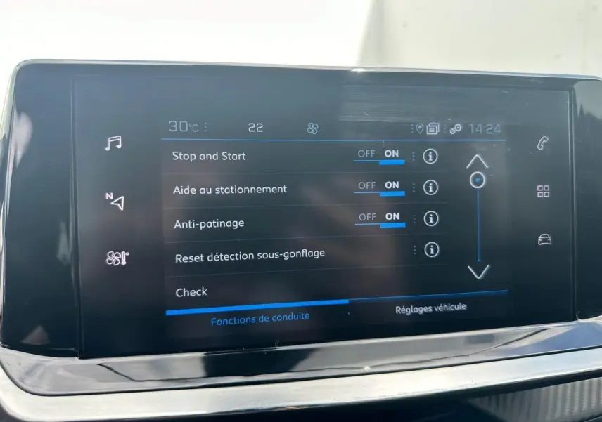 Écran tactile central du Peugeot 2008 gris clair affichant les réglages d'aides à la conduite et température intérieure