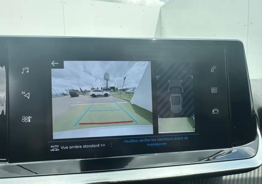 Écran tactile 7'' du Peugeot 2008 gris clair montrant la caméra de recul et l'aide au stationnement arrière.