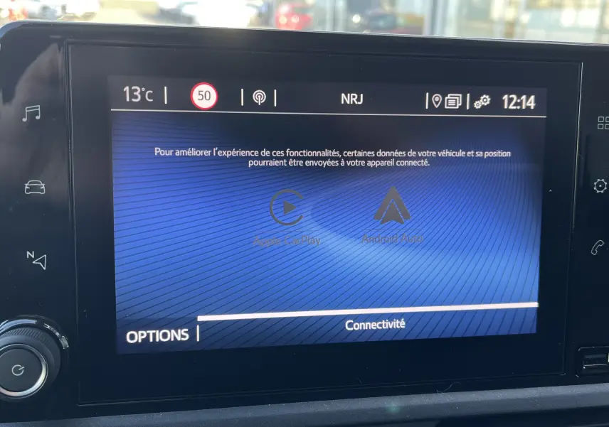 Écran tactile central du Toyota Proace City 2023 montrant les options Apple CarPlay et Android Auto, interface en bleu.