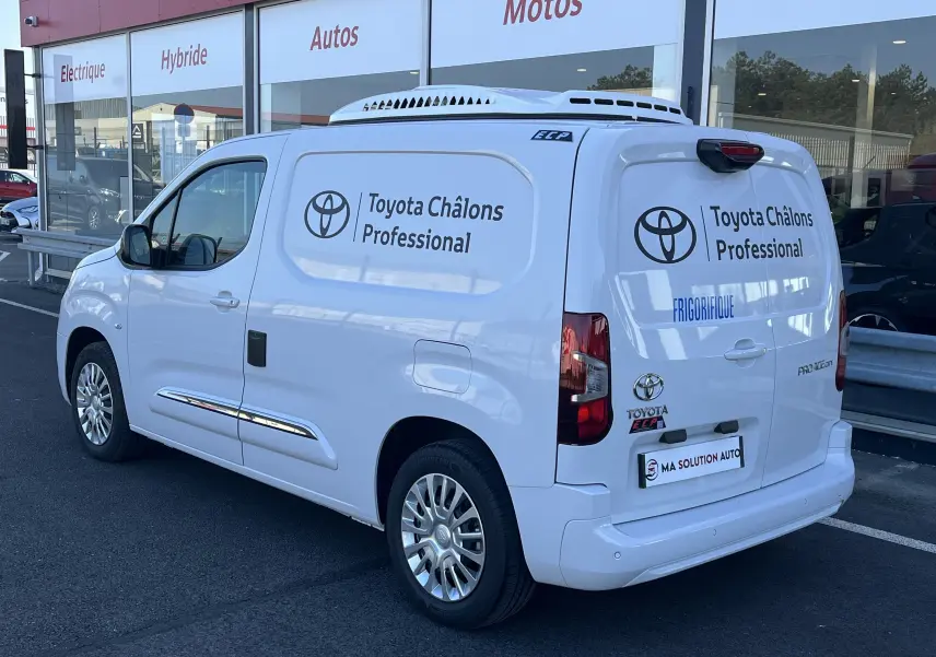 Vue 3/4 arrière droite du Toyota Proace City blanc glacier avec marquages Toyota Châlons Professional et équipement frigorifique sur le toit.