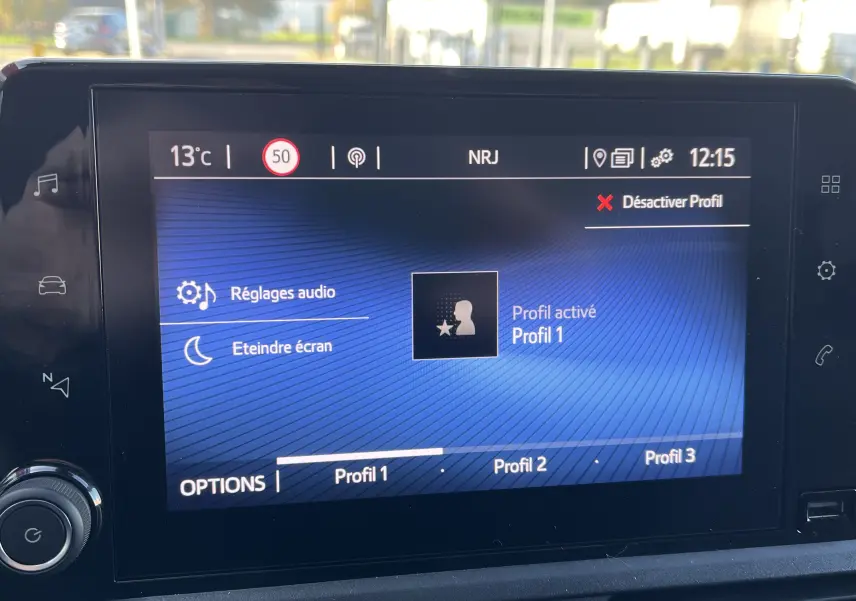 Écran tactile central du Toyota Proace City blanc glacier affichant les réglages audio et profils utilisateur à midi.