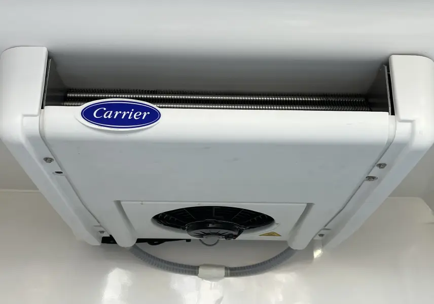Gros plan sur l'unité de réfrigération blanche Carrier installée à l'intérieur du Toyota Proace City blanc glacier.
