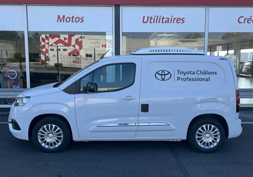 Profil côté gauche d'un Toyota Proace City blanc glacier avec marquage Toyota Châlons Professional et toit frigorifique.