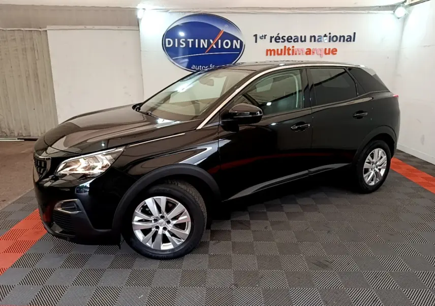 Peugeot 3008 noir vue de profil côté gauche dans un showroom avec éclairage intérieur et sol damier.