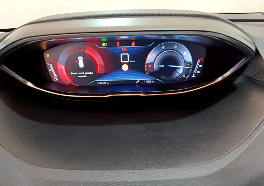 Tableau de bord numérique du Peugeot 3008 2019 affichant l'ouverture de la porte avant gauche et compteurs digitaux colorés.