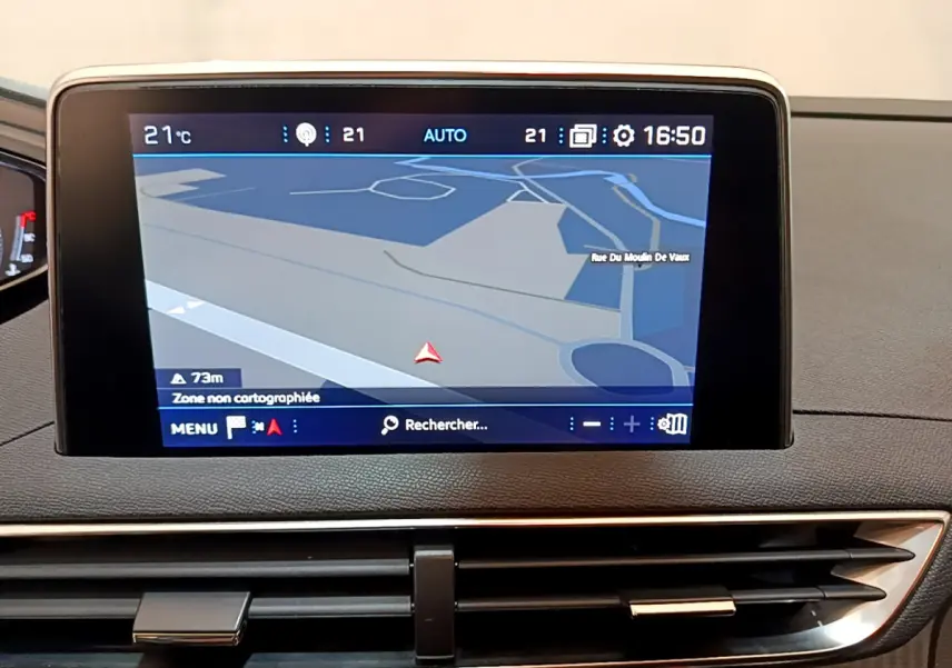 Écran tactile central du tableau de bord du Peugeot 3008 noir 2019 affichant la navigation GPS en intérieur.