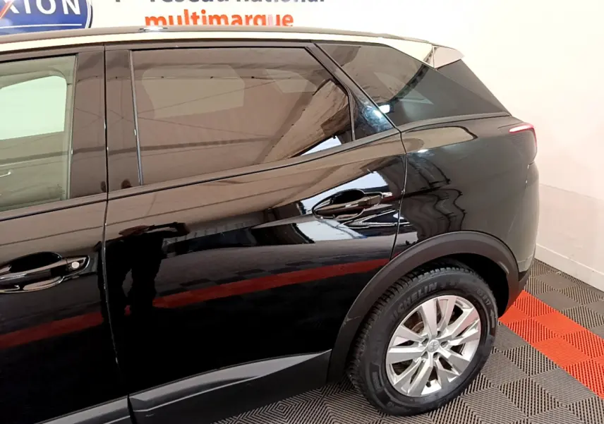Vue latérale côté droit du Peugeot 3008 noir, soulignant la porte arrière et la roue avec jante argentée.