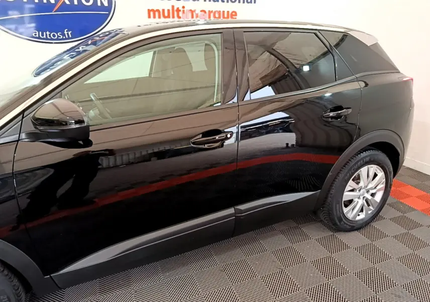 Profil côté gauche du Peugeot 3008 noir 2019 avec jantes alliage et rétroviseurs noirs brillants.