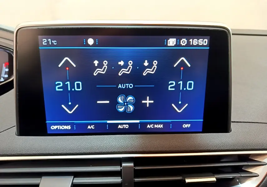 Écran tactile central affichant la climatisation à 21°C dans l'habitacle du Peugeot 3008 noir de 2019.