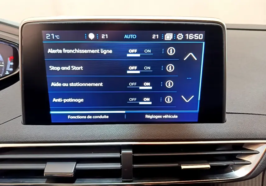 Écran tactile central du tableau de bord du Peugeot 3008 noir, affichant les réglages d'aide à la conduite.