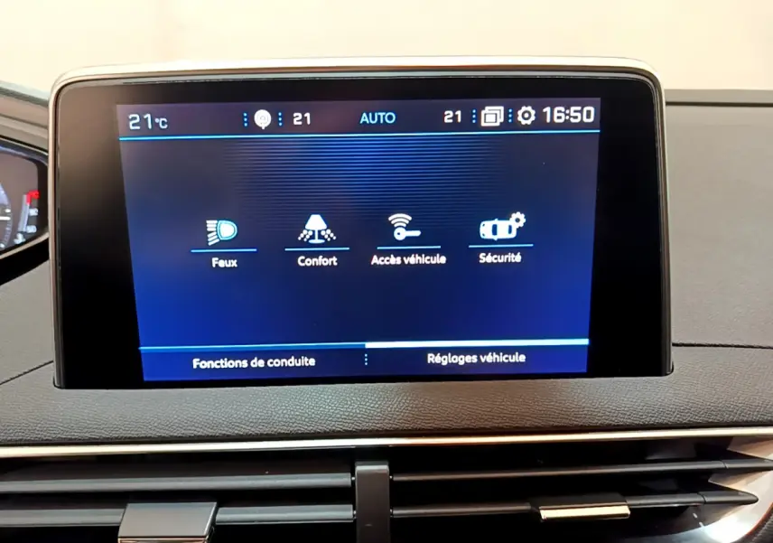 Écran tactile central du tableau de bord du Peugeot 3008 noir, affichant les réglages de conduite et sécurité.