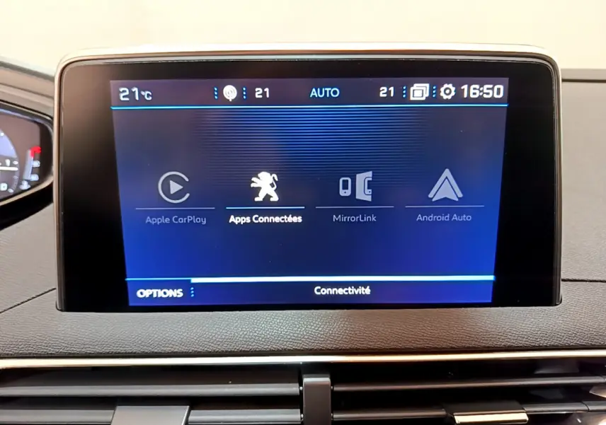 Écran tactile central affichant les options Apple CarPlay, Android Auto et MirrorLink dans un Peugeot 3008 noir de 2019.