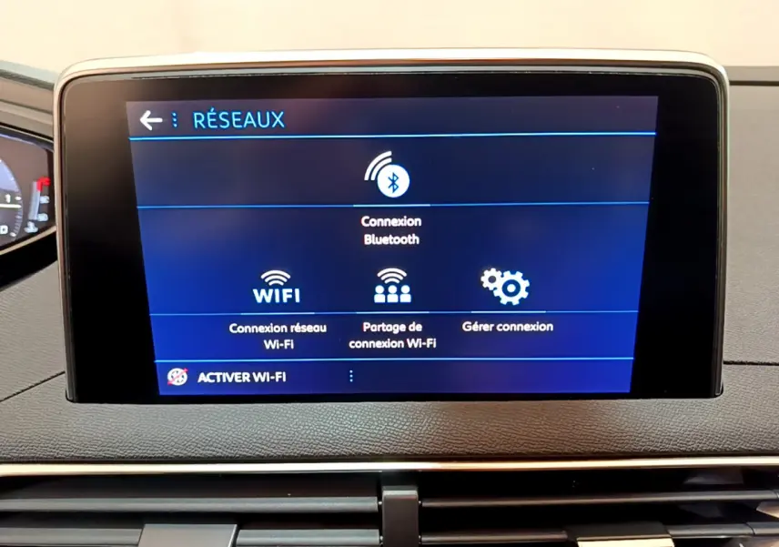 Écran tactile central affichant les options réseau Wi-Fi et Bluetooth dans l’habitacle du Peugeot 3008 noir.