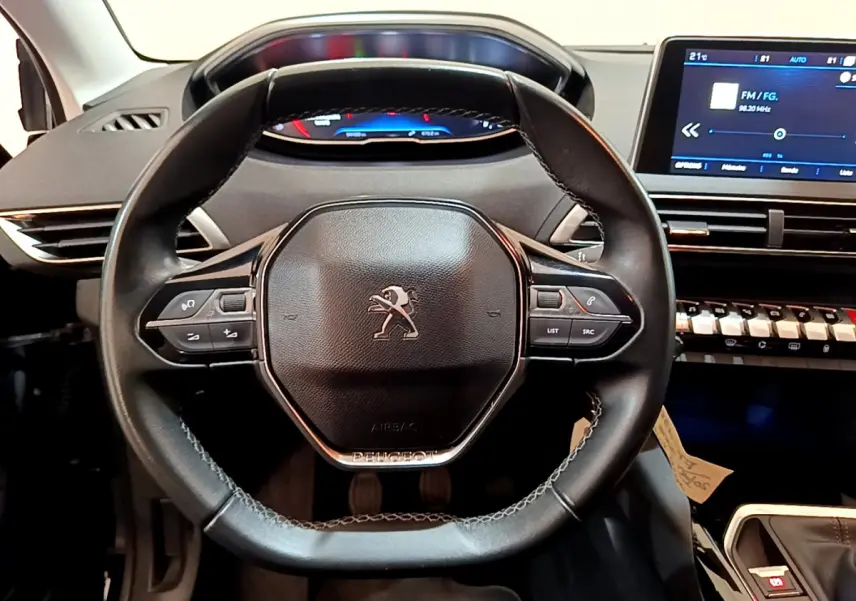 Vue rapprochée du volant cuir noir multifonctions et du tableau de bord digital du Peugeot 3008 2019.