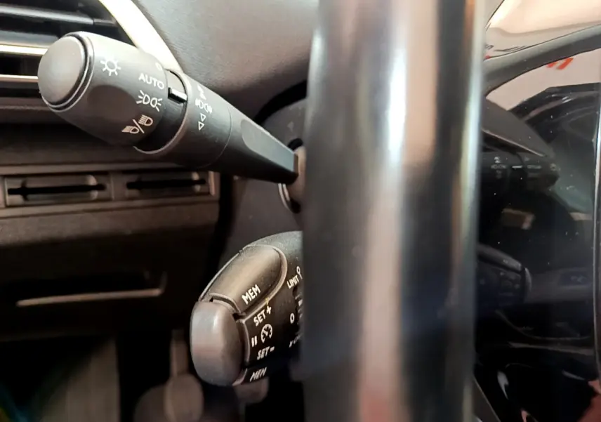 Gros plan sur les commandes au volant du Peugeot 3008 noir, version BlueHDi 130 S&S ACTIVE BUSINESS, 2019.