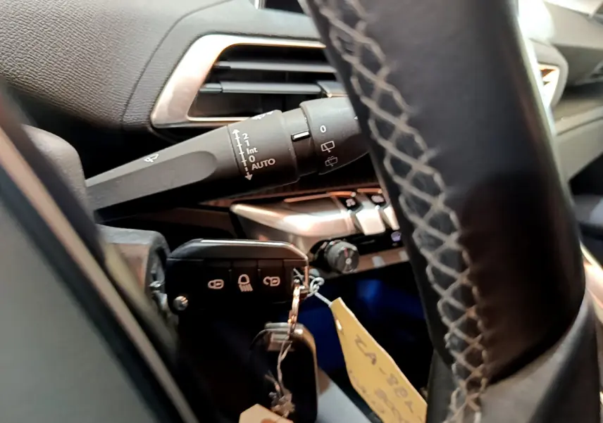 Gros plan sur la commande d'essuie-glace et le volant cuir du Peugeot 3008 noir, version BlueHDi 130 S&S ACTIVE BUSINESS.