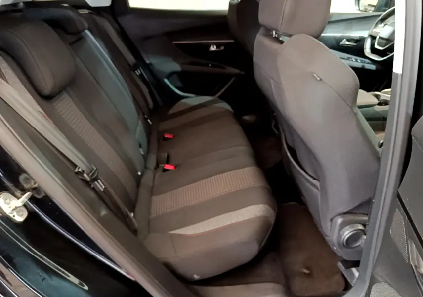 Vue intérieure côté gauche montrant la banquette arrière noire du Peugeot 3008 BlueHDi 130 S&S ACTIVE BUSINESS 2019.