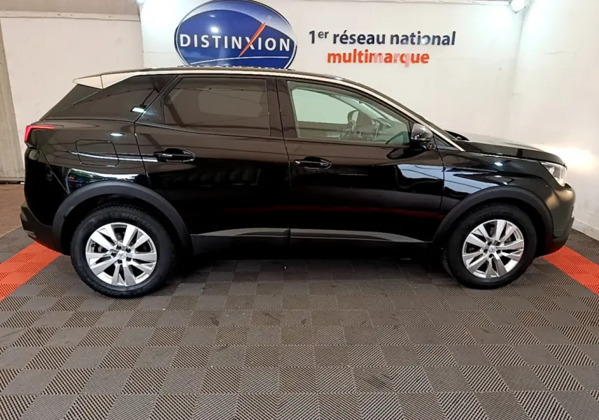 Profil côté gauche d'un Peugeot 3008 noir 2019 garé en intérieur avec logo Distinxion en arrière-plan.