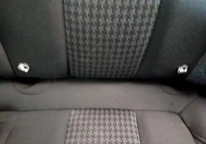 Détail de la banquette arrière en tissu noir à motif pied-de-poule du Peugeot 3008 BlueHDi 130 S&S ACTIVE BUSINESS 2019