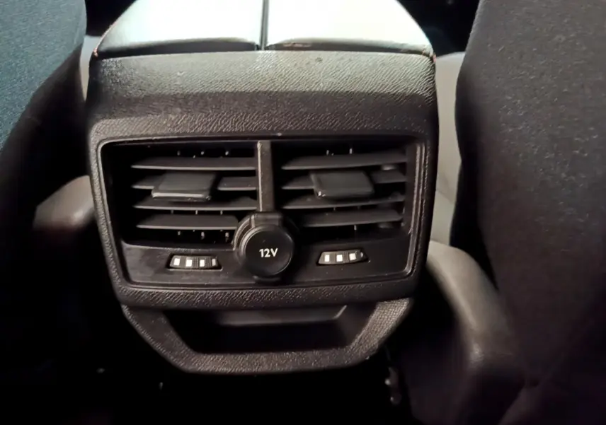 Gros plan sur la ventilation arrière noire avec prise 12V du Peugeot 3008 BlueHDi 130 S&S ACTIVE BUSINESS 2019.