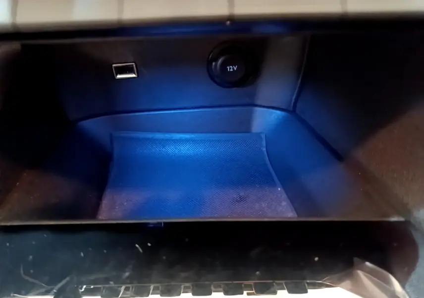 Prise 12V et port USB dans le rangement avant du Peugeot 3008 noir version BlueHDi 130 S&S ACTIVE BUSINESS 2019.