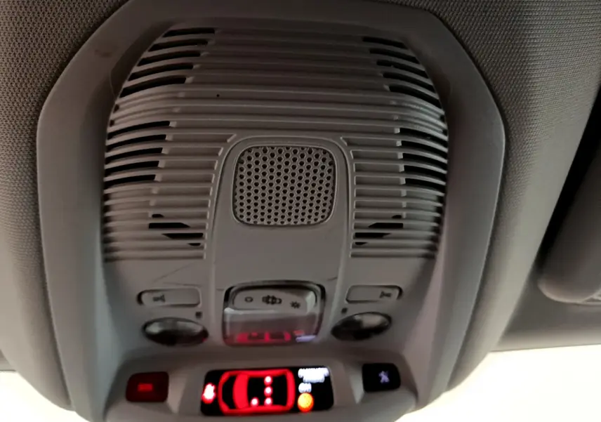 Vue rapprochée du plafonnier gris avec commandes et affichage du système de détection de proximité du Peugeot 3008 noir 2019.