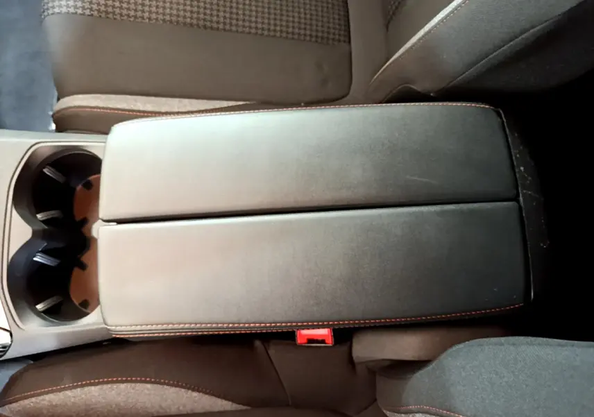 Accoudoir central noir avec surpiqûres rouges et porte-gobelets, intérieur du Peugeot 3008 2019 côté conducteur