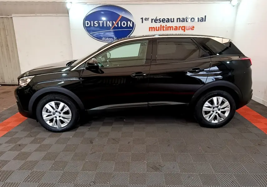 Profil côté gauche d'un Peugeot 3008 noir 2019, version BlueHDi 130 S&S ACTIVE BUSINESS, dans un showroom.