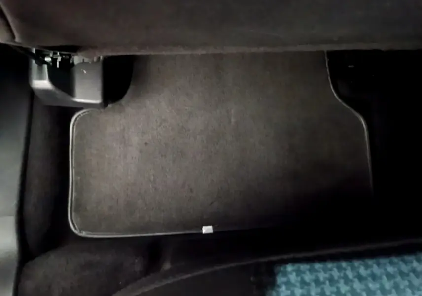 Tapis de sol noir côté passager avant dans l'habitacle du Peugeot 3008 BlueHDi 130 S&S ACTIVE BUSINESS 2019.