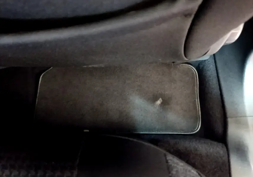 Vue rapprochée du tapis de sol noir côté passager arrière d'un Peugeot 3008 noir de 2019.