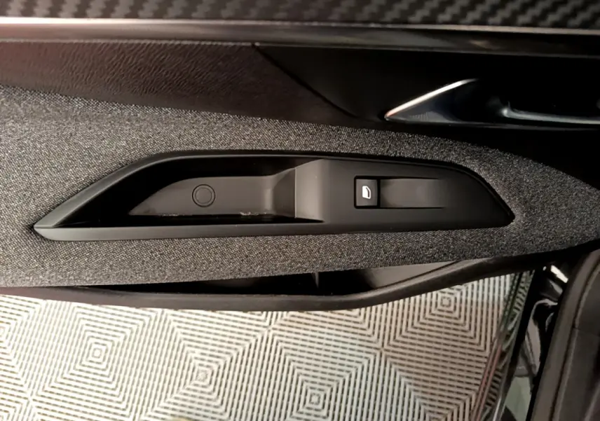 Poignée intérieure côté gauche de porte avec bouton verrouillage, tissu gris et garniture noire du Peugeot 3008 noir 2019.