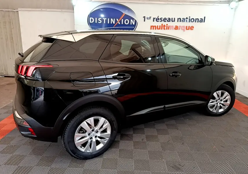 Peugeot 3008 noir vue de profil côté droit, avec feux arrière à LED et jantes alliage visibles.
