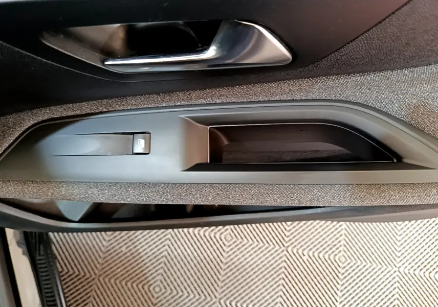 Poignée intérieure et commande de lève-vitre côté gauche du Peugeot 3008 noir version BlueHDi 130 S&S ACTIVE BUSINESS.