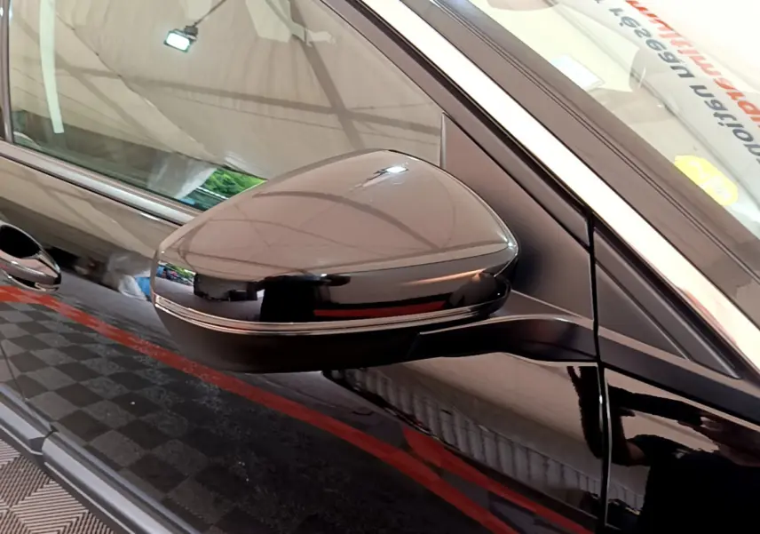 Gros plan sur le rétroviseur côté gauche noir brillant du Peugeot 3008 BlueHDi 130 S&S ACTIVE BUSINESS 2019.