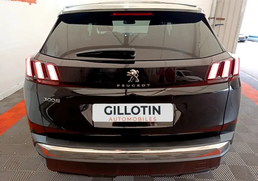 Vue arrière d'un Peugeot 3008 noir avec feux arrière LED distinctifs et logo central sur hayon.