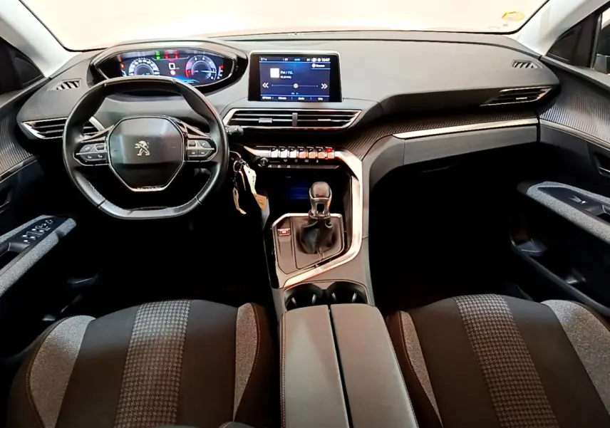 Intérieur noir du Peugeot 3008 2019, vue de face sur le volant cuir, tableau de bord numérique et écran tactile central.