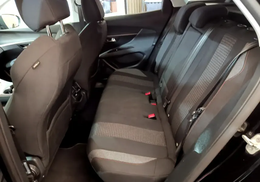 Vue intérieure côté droit montrant la banquette arrière noire du Peugeot 3008 BlueHDi 130 S&S Active Business 2019.