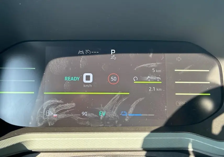 Tableau de bord digital du Dacia Duster III 1.6 Hybrid 140 en vue frontale avec affichage de vitesse et autonomie.