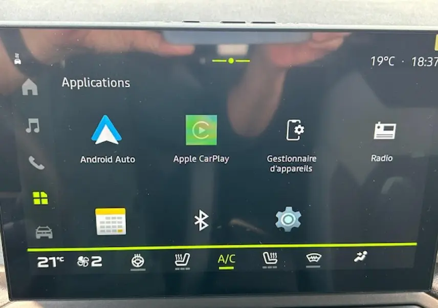Écran tactile central du Dacia Duster III 1.6 Hybrid 140 4x2 Extreme affichant les applications Android Auto et Apple CarPlay.