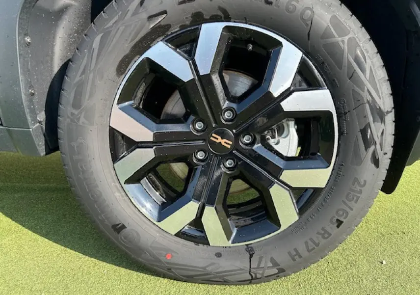 Gros plan sur la jante alliage 17 pouces Tergan semi-diamantée noire et argentée du Dacia Duster kaki dusty.