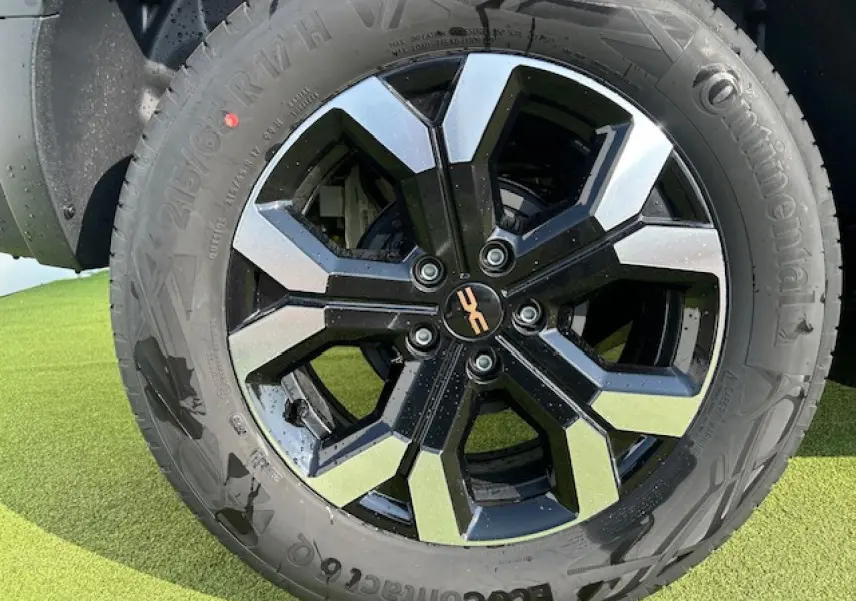 Gros plan sur la jante alliage 17 pouces semi-diamantée noire et argentée du Dacia Duster III Kaki Dusty.